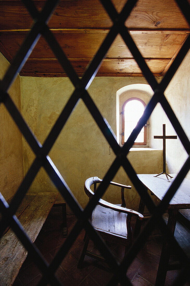 Zelle eines Mönches mit Gitter und Kreuz, Convento di San Francesco, Fraciscan Kreuzgang, Fiesole, in der Nähe von Florenz, Toskana, Italien