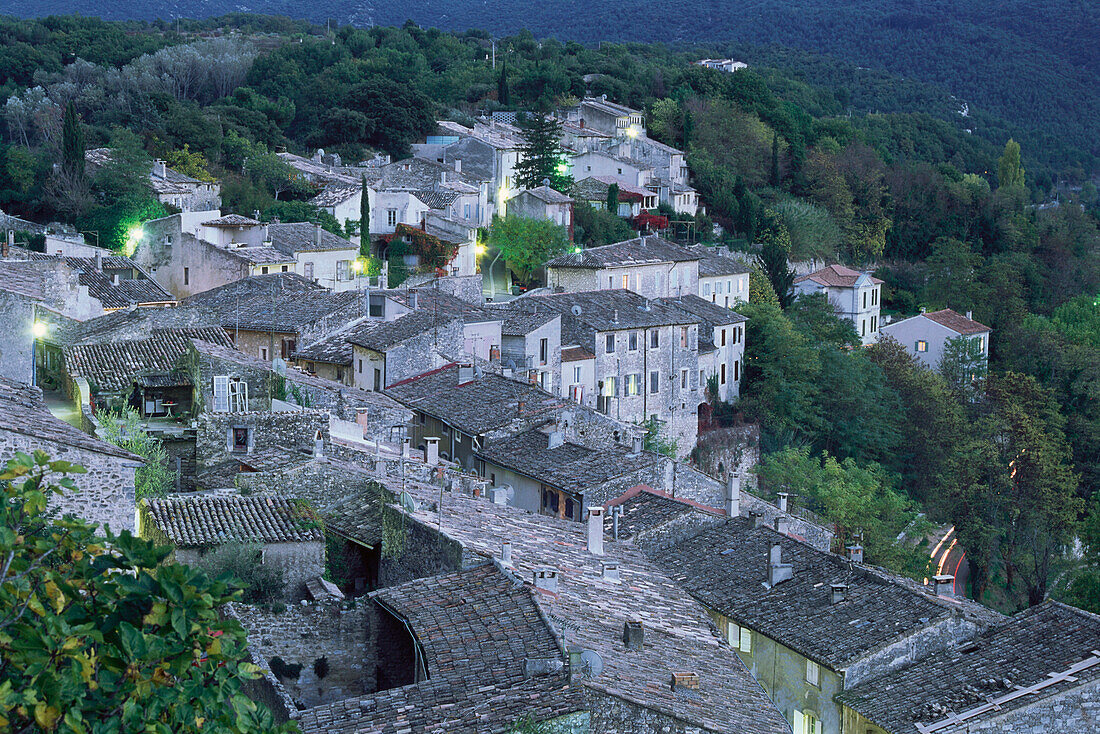 Bonnieux, ein Dorf in den Bergen Luberon, Montagne du Luberon, Vaucluse, Provence, Frankreich