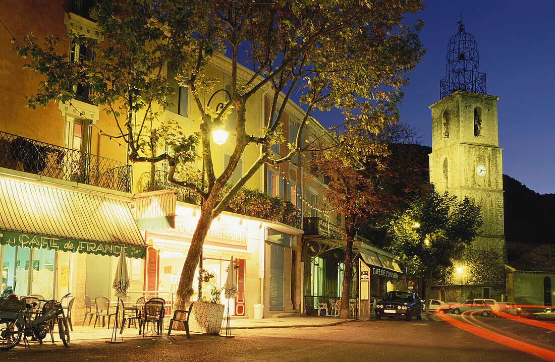 Café de France, provenzalischer Glockenturm, Dorfplatz von Les Mees, Alpes-de-Haute-Provence, Provence, Frankreich
