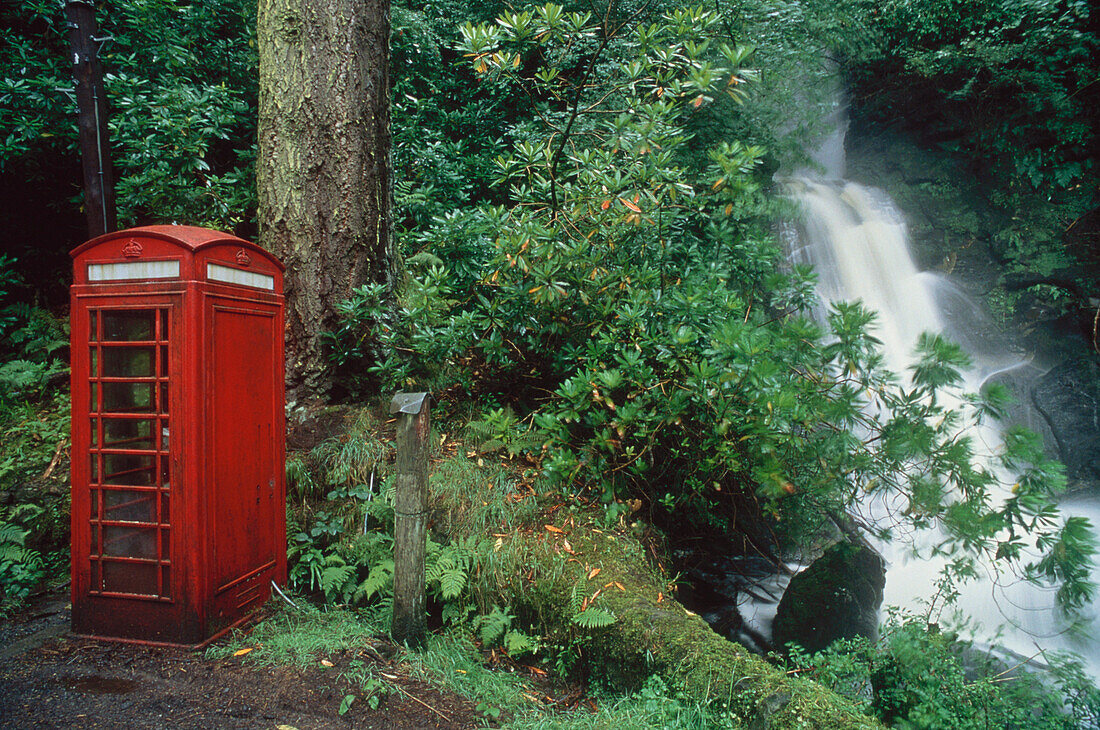 Telefonzelle neben Wasserfall, Carsaig, Mull, Schottland, Großbritannien