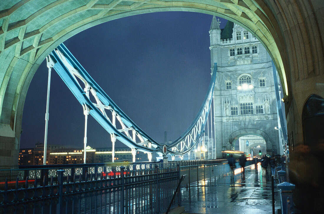 Tower Bridge bei Nacht, London, England