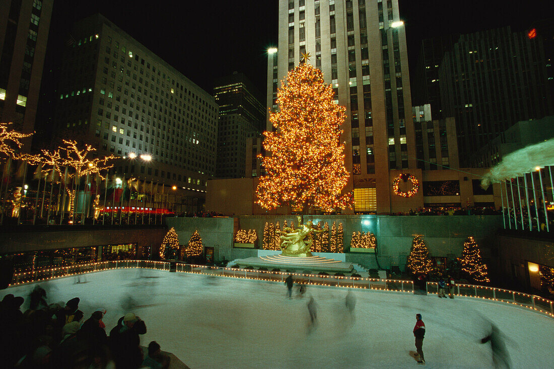 Rockefeller Center, Weihnachtsdeko, Lower Plaza mit Prometheus, Leute beim Schlittschuhlaufen im Vordergrund, Manhattan, New York, USA