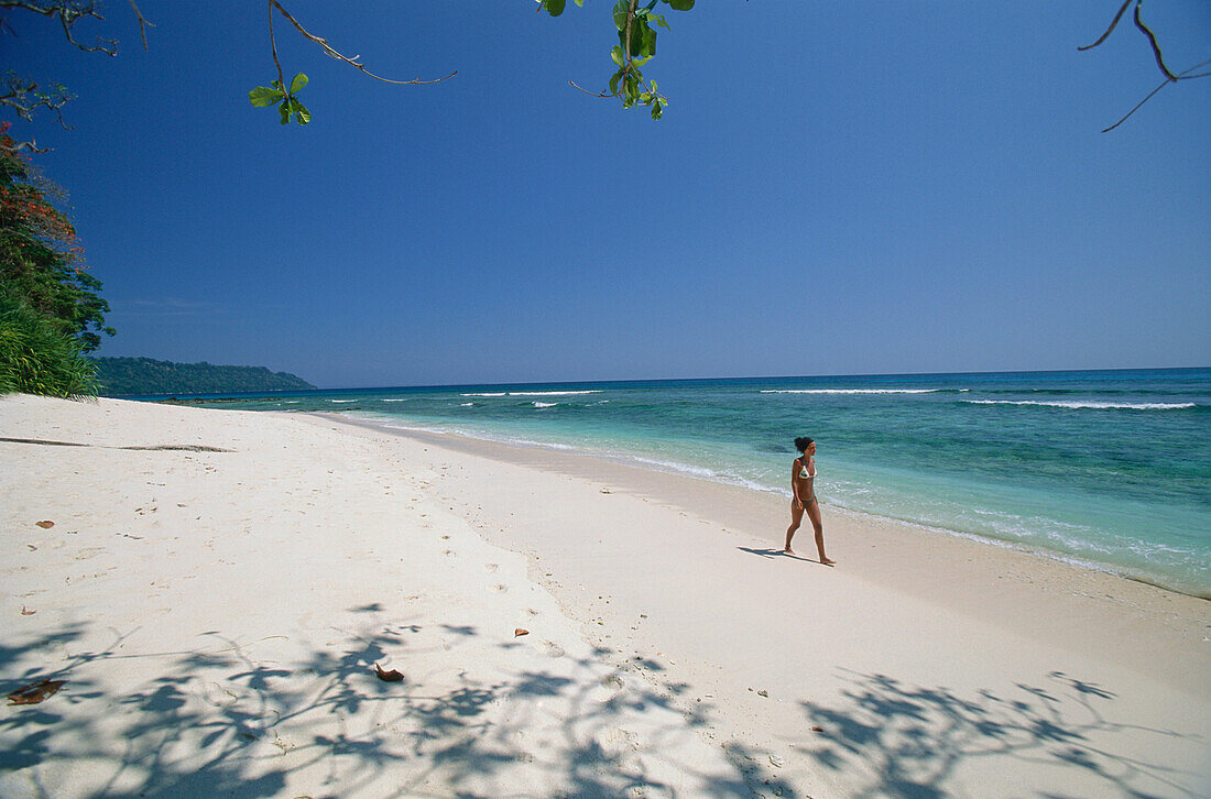 Eine Frau geht am Strand entlang, Strand, Havelock Inseln, Andamanen, Indien