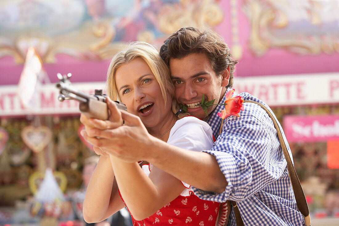 Paar an einem Schießstand auf dem Oktoberfest, München, Bayern, Deutschland