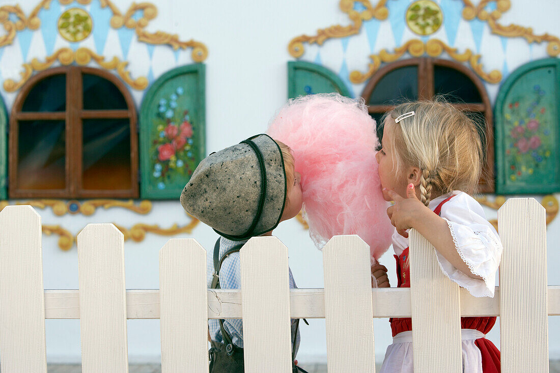 Kinder (3-5 Jahre) essen rosa Zuckerwatte