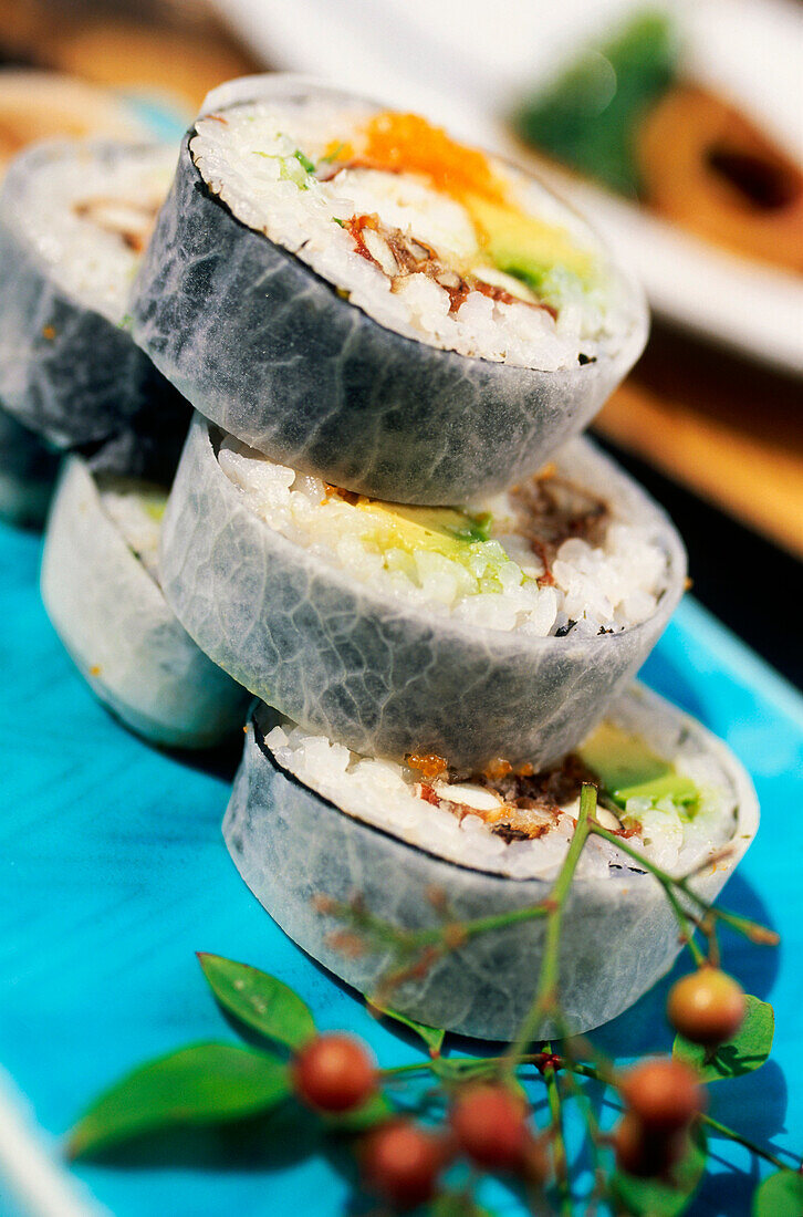 Sushi Futo Maki mit Kaviar und Krebs, … – Bild kaufen – 70078758 lookphotos