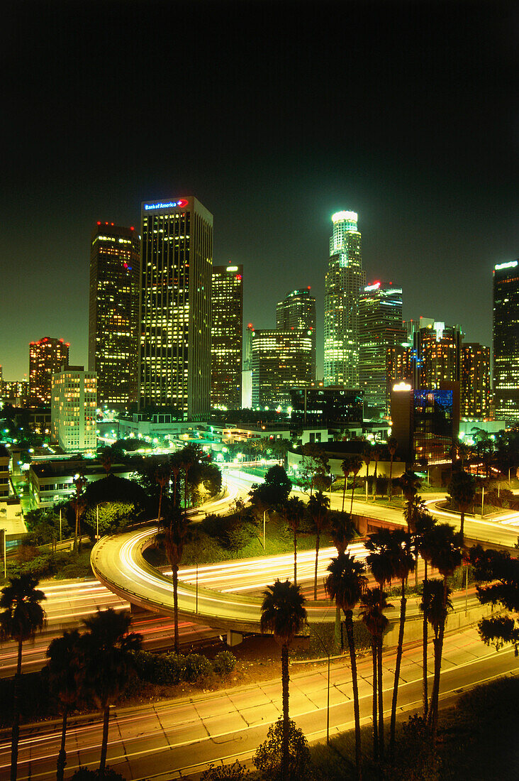 Downtown L.A. mit Highway 110 bei Nacht, Los Angeles, Kalifornien, USA