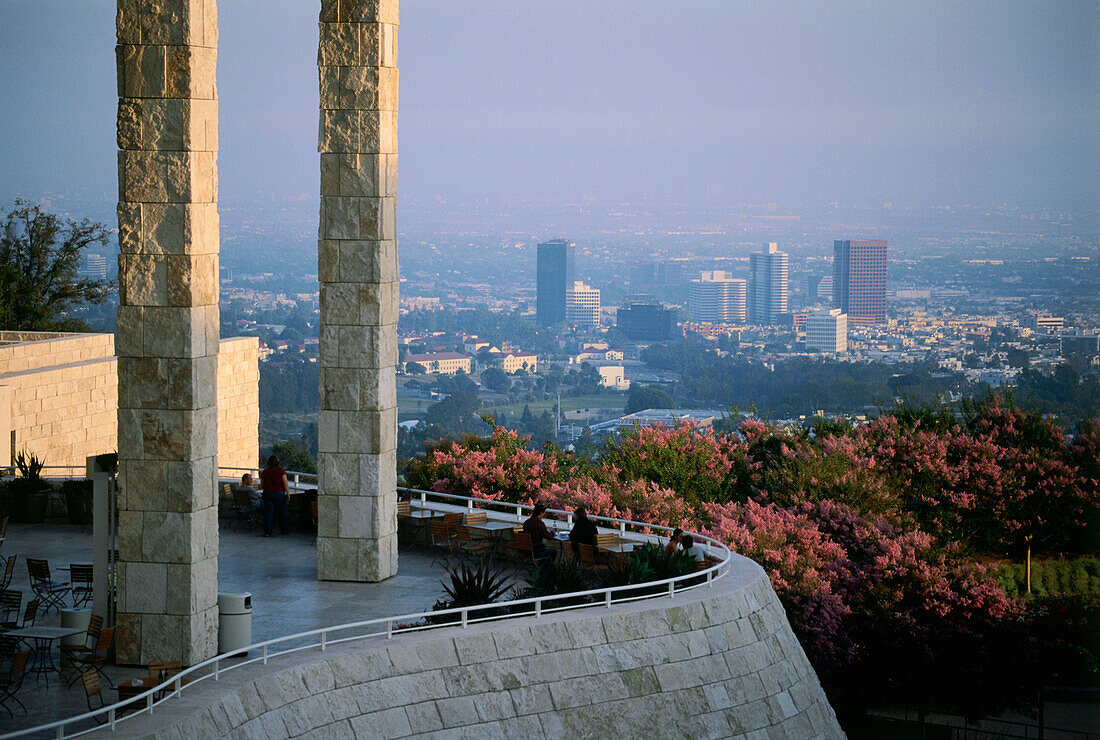 Getty Center mit Los Angeles Downtown bei Sonnenuntergang, L.A., Kalifornien, USA