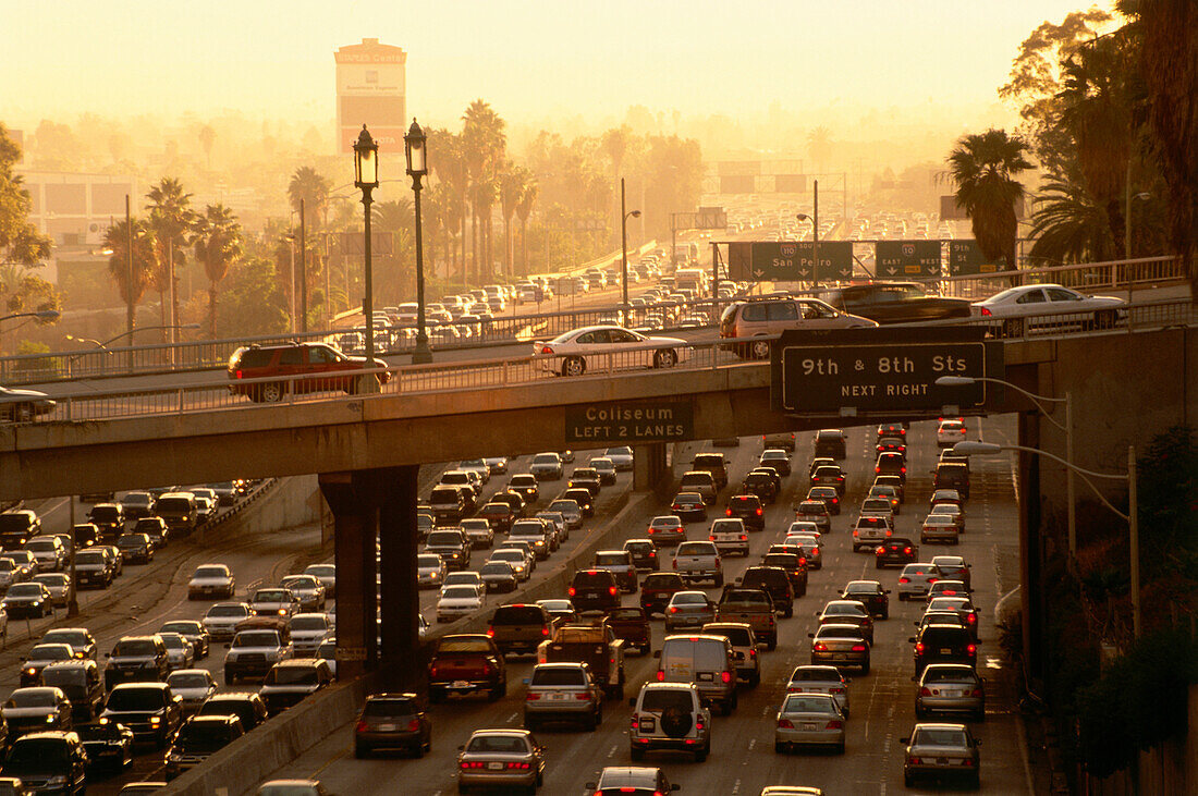 Traffic jam at rush hour on Harbor Freeway, Downtown L.A., Los Angeles, Kalifornien, USA