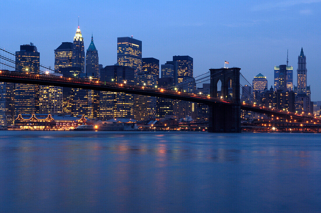 Blick auf Manhattan Skyline und Brooklyn Bridge, Manhattan, New York City, New York, USA
