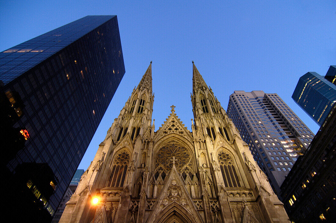 Rockefeller Center und St Patricks Cathedral, New York City, New York, USA