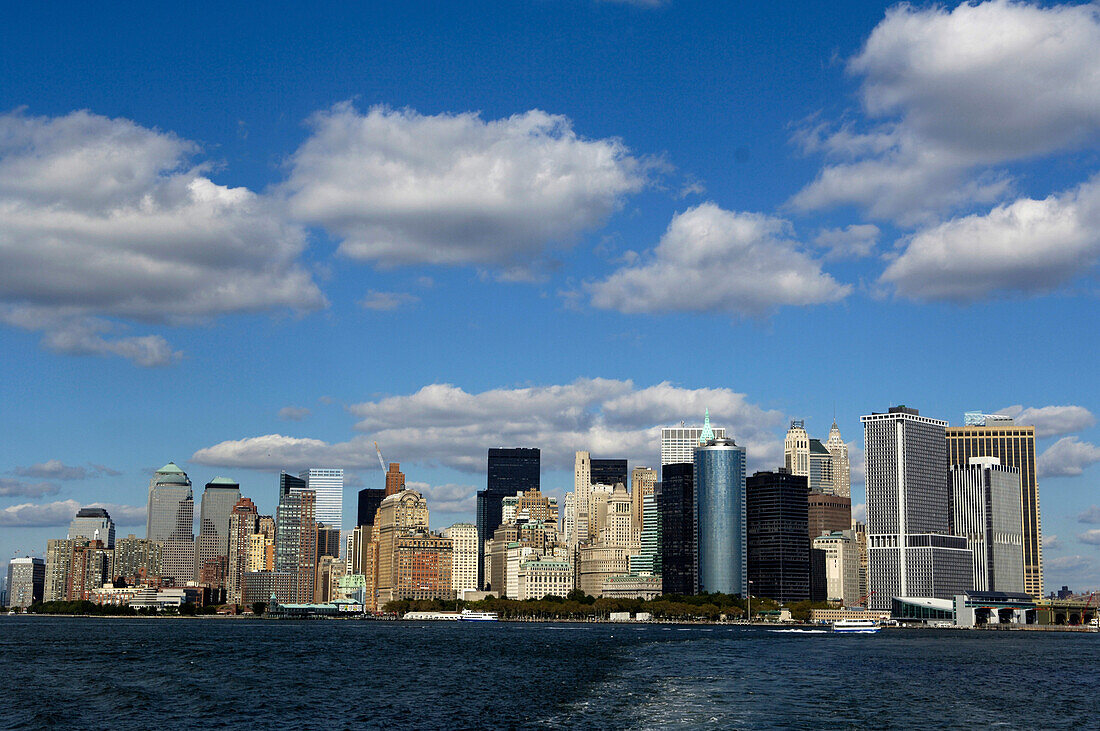 Blick von Staten Island Ferry auf Süd-Manhattan, New York City, New York, USA