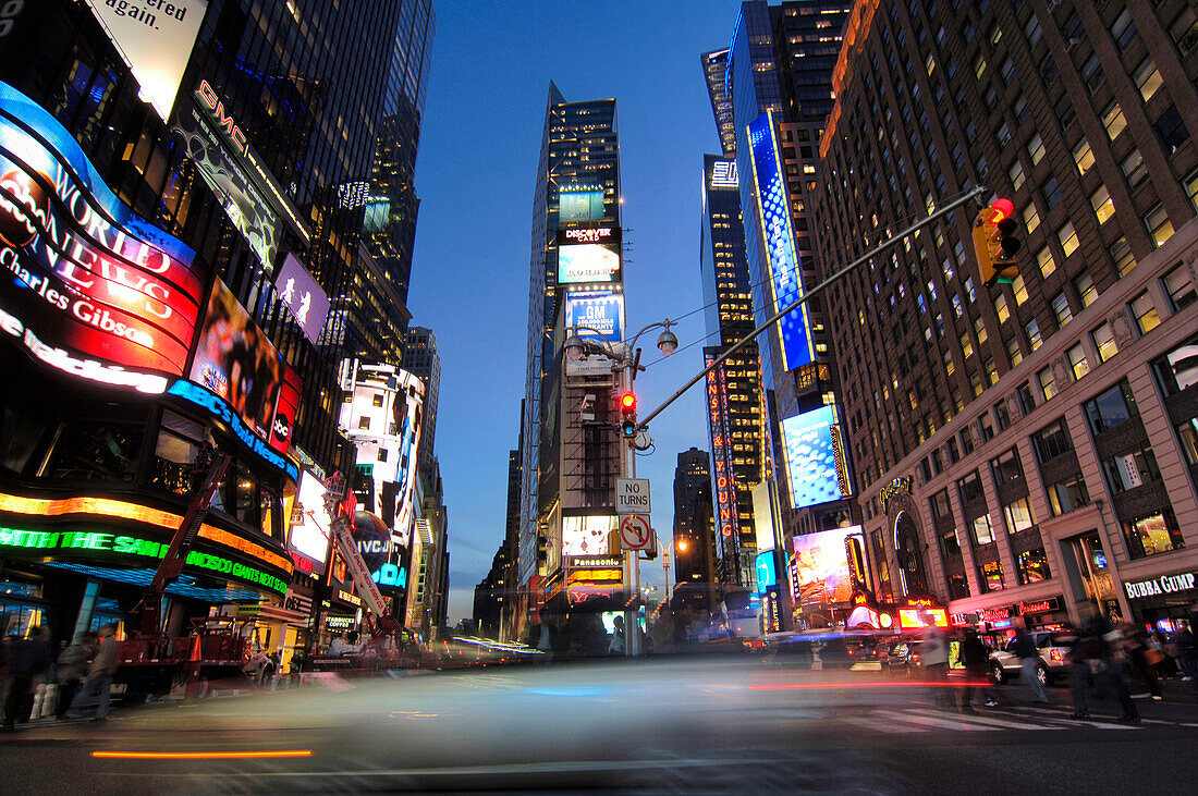 Times Square bei Nacht, New York City, New York, USA