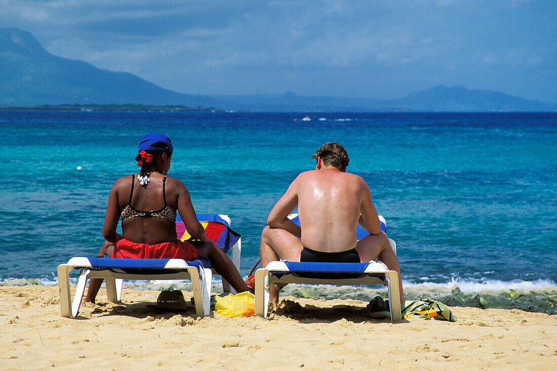 Paar, Europäer mit schwarzer Frau am Strand, Dominikanische Republik, Karibik