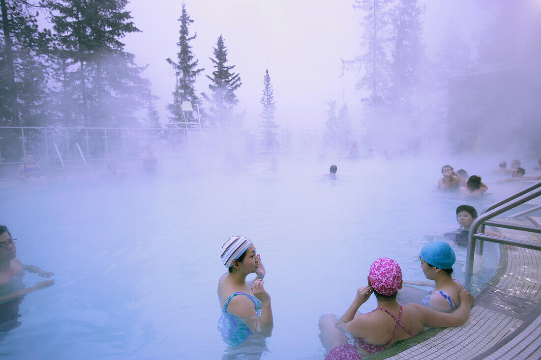Menschen entspannen sich im Thermalbad, Banff, Cascade Mountain, Alberta, Kanada