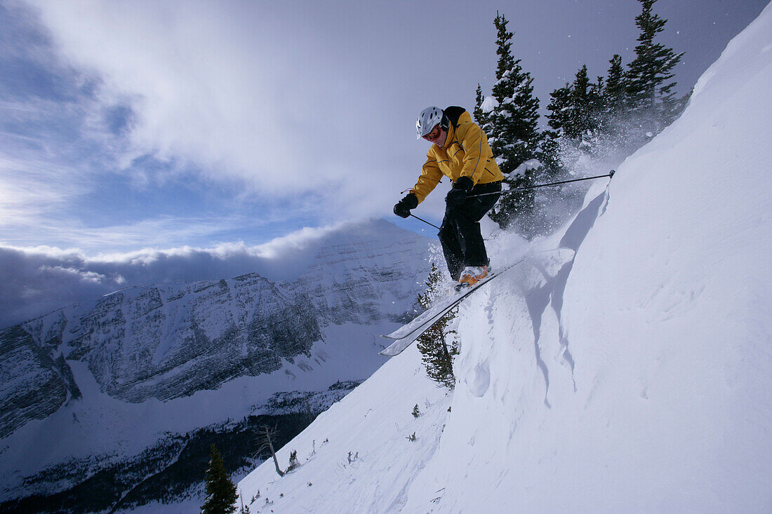 Skifahrer im Sprung, Castle Mountain Skigebiet, Alberta, Kanada