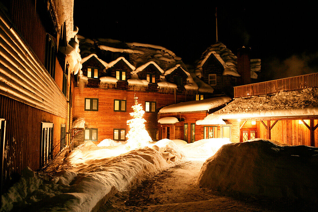 Blick von Deer Lodge bei Nacht, Lake Louise, Alberta, Kanada