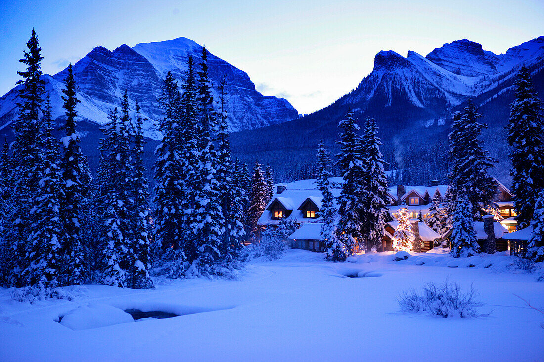 Schneebedecktes Blockhaus, Post Hotel, Lake Louise, Alberta, Kanada