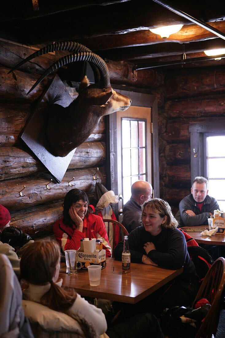 Gäste in Mad Trappers Saloon, Sunshine Village Ski Resort, Alberta, Kanada