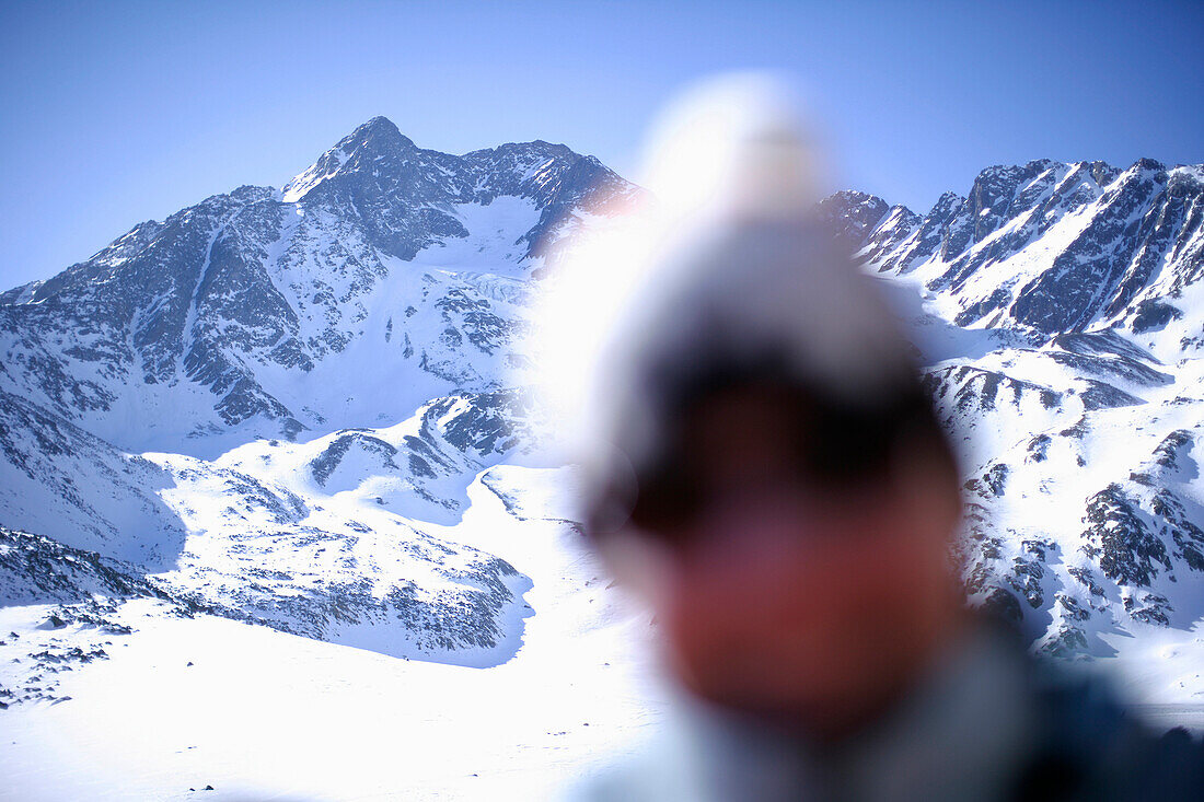 Blick vorbei an einer Skifahrerin auf verschneite Berge, Lazaun Bergstation, Schnalstal, Südtirol, Italien, MR