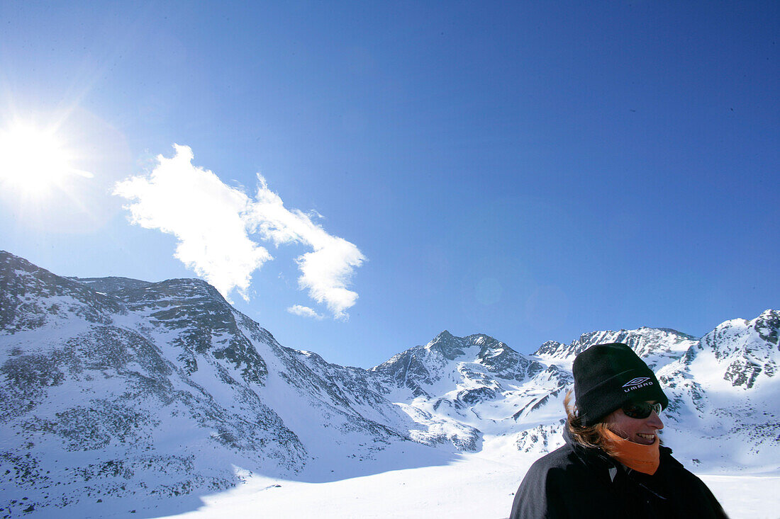 Frau auf Terrasse, Lazaun, Bergstation, Schnalstal, Südtirol, Italien