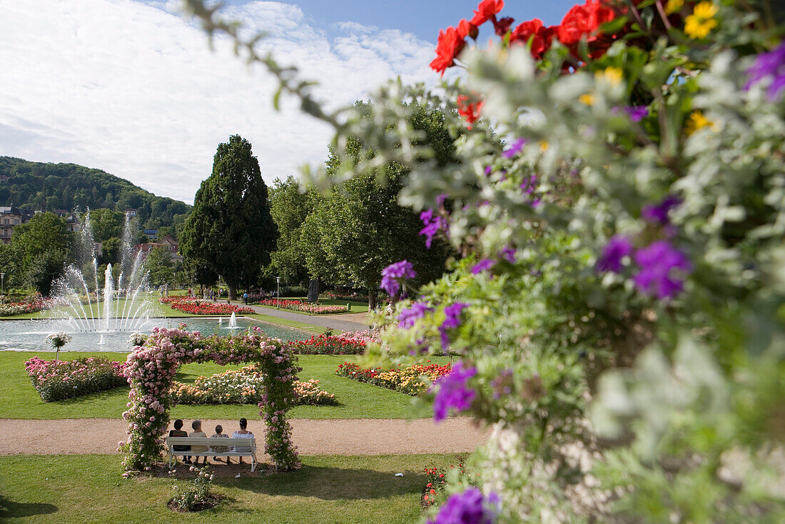 Blumen und Springbrunnen im Kurpark von Bad Kissingen, Rhön, Bayern, Deutschland, Europa
