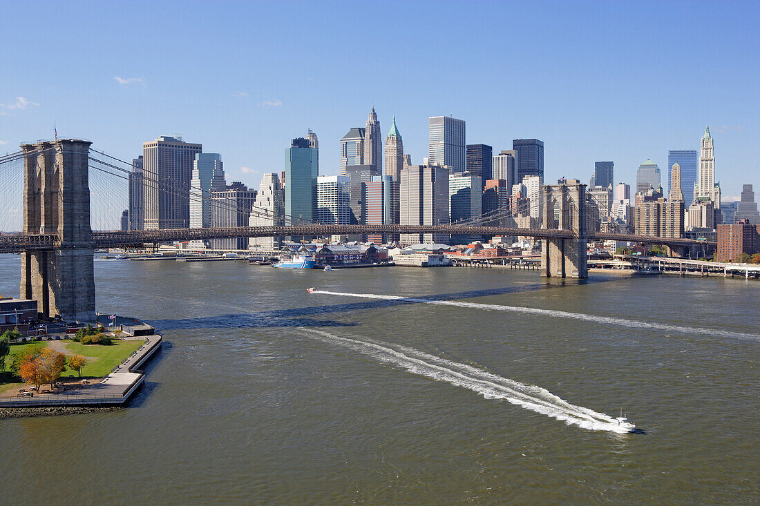 Brooklyn Bridge und East River von der Manhattan Bridge aus gesehen. Finanzdistrikt Downtown Manhattan, New York, USA