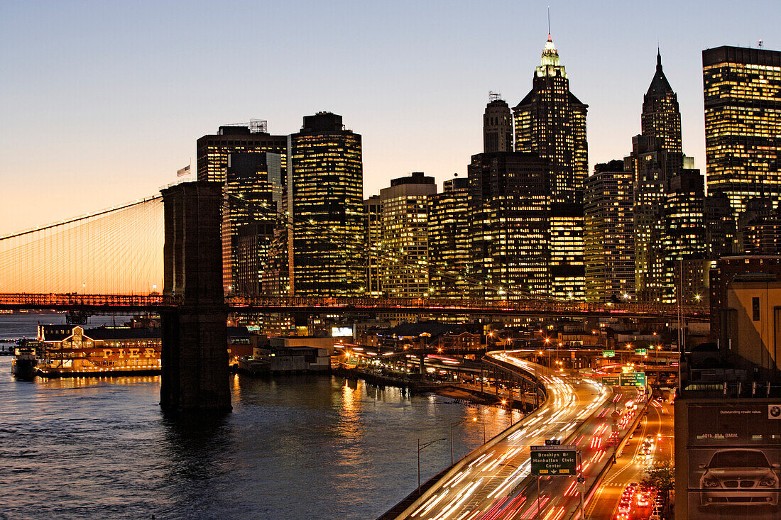 East River, Brooklyn Bridge und Downtown Manhattan