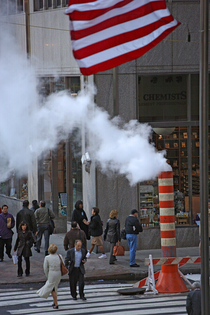 Dampfableitung in einer Straße in Manhattan. Dampf wird auch heute noch benötigt u.a. um Aufzüge zu betreiben. Bei Wartungsarbeiten muss der Dampf abgeleitet werden. Das unterirdische Netz gehört Con Edison. Manhattan