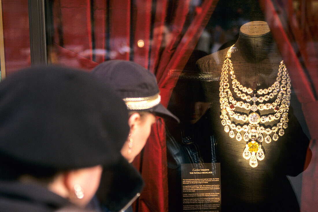 Weihnachtsdekoration im Schaufenster bei Cartier, 5th Avenue, Manhattan