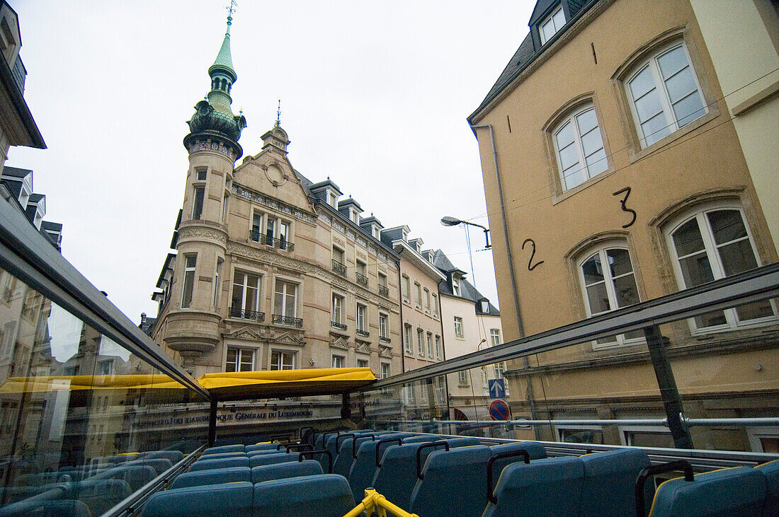 Touristenbus fährt an historischen Gebäuden vorbei, Luxemburg