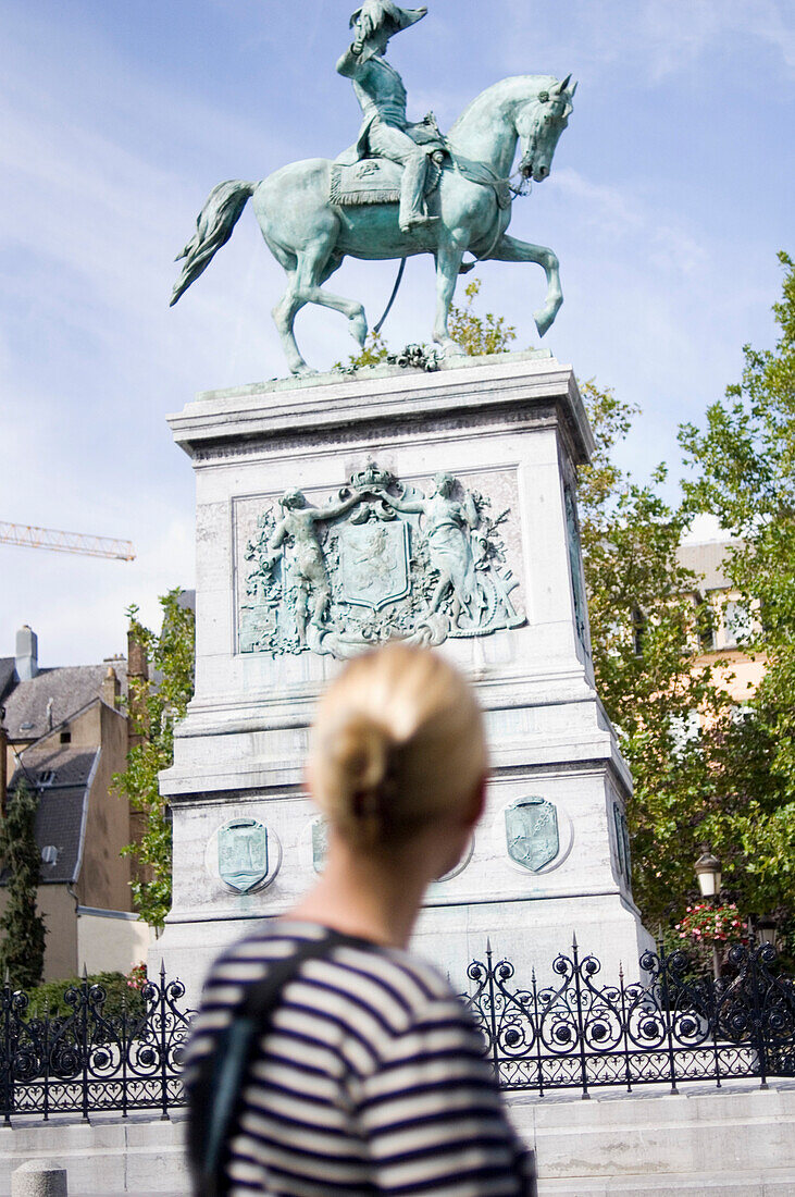 Junge Frau am Knuedler (Wilhelmsplatz), Reiterstandbild Wilhelms II im Hintergrund, Luxemburg, Luxemburg