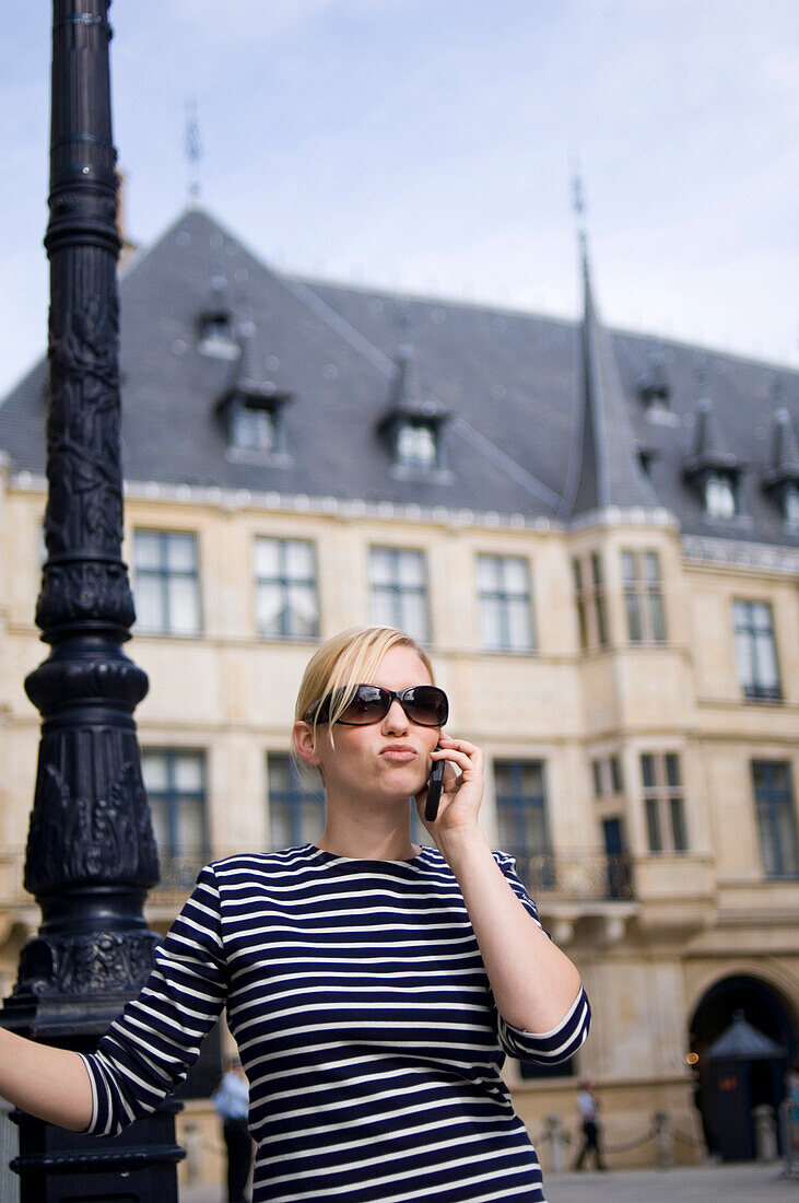 Frau telefoniert vor Großherzoglichem Palast, Luxemburg
