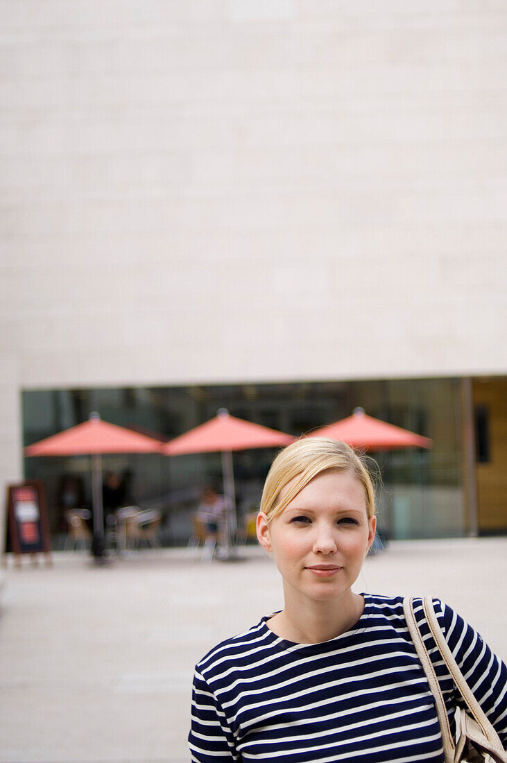 Frau vor Nationalmuseum für Geschichte und Kunst, Luxemburg