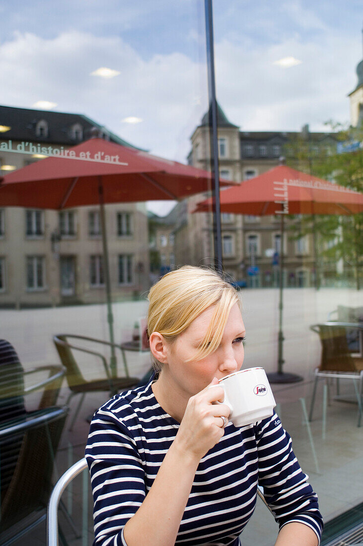 Frau sitzt im Café, Museum, Luxemburg