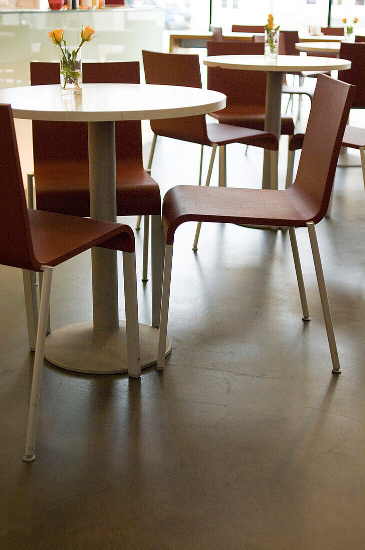 Tische und Stühle in einem menschenleeren Café, Luxemburg