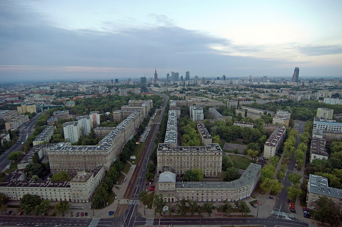 Blick über Häuserblocks und Strassenzüge im Stadtzentrum im Morgengrauen, Warschau, Polen