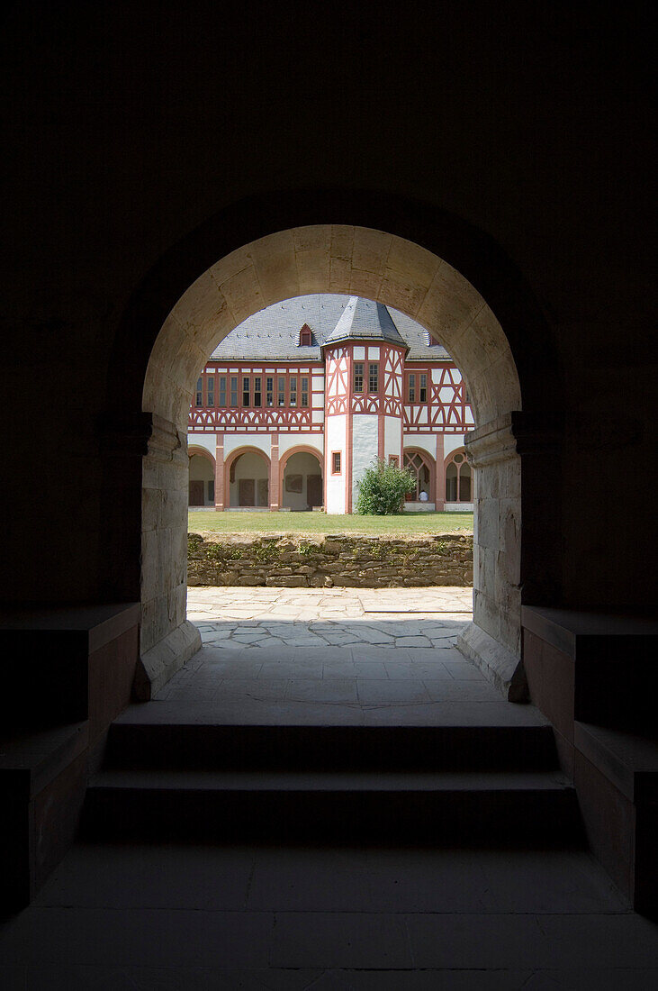 Dunkler Durchgang zum lichtdurchfluteten Innenhof des Kloster Eberbach, Rheingau, Hessen, Deutschland