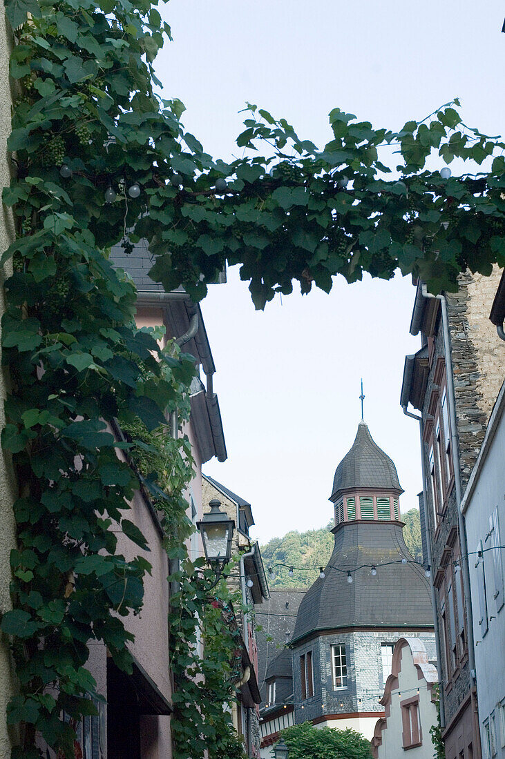 Blick durch eine schmale Gasse auf einen Turm, Traben-Trarbach, Rheinland-Pfalz, Deutschland