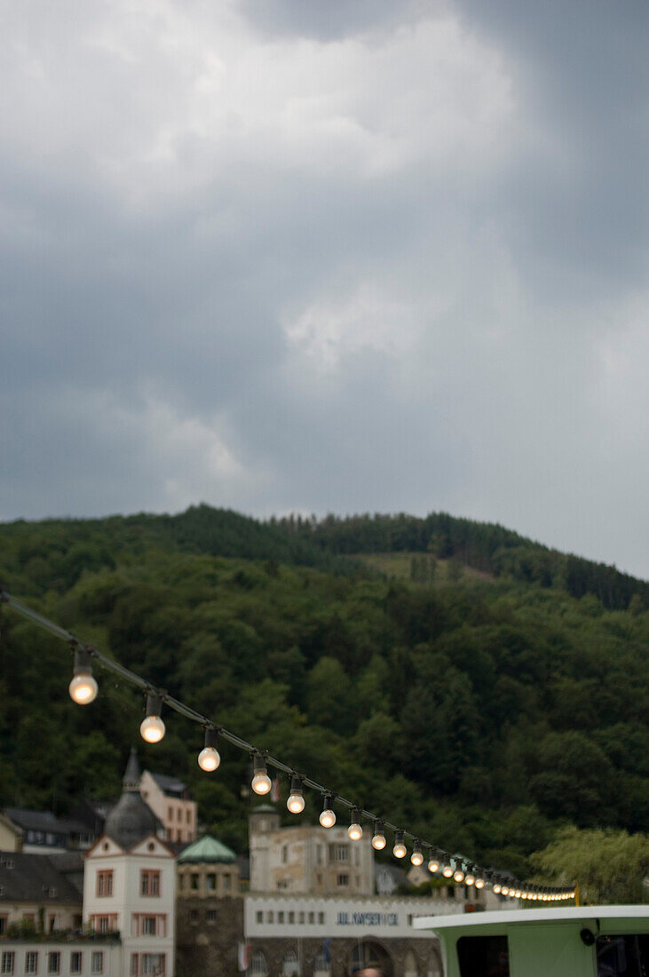 Lichterkette von einem Ausflugsschiff auf der Mosel, Traben-Trarbach, Rheinland-Pfalz, Deutschland