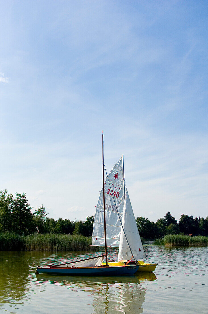 Segelboote auf dem Riegsee, Bayern, Deutschland