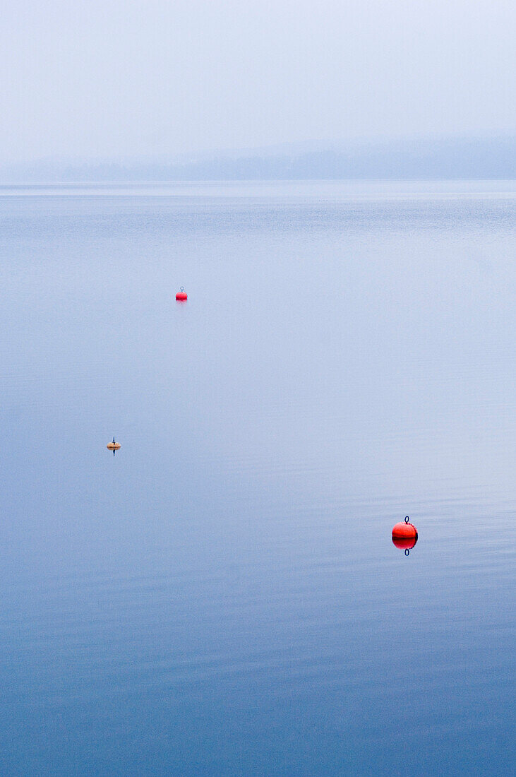 Bojen auf Starnberger See, Bayern, Deutschland