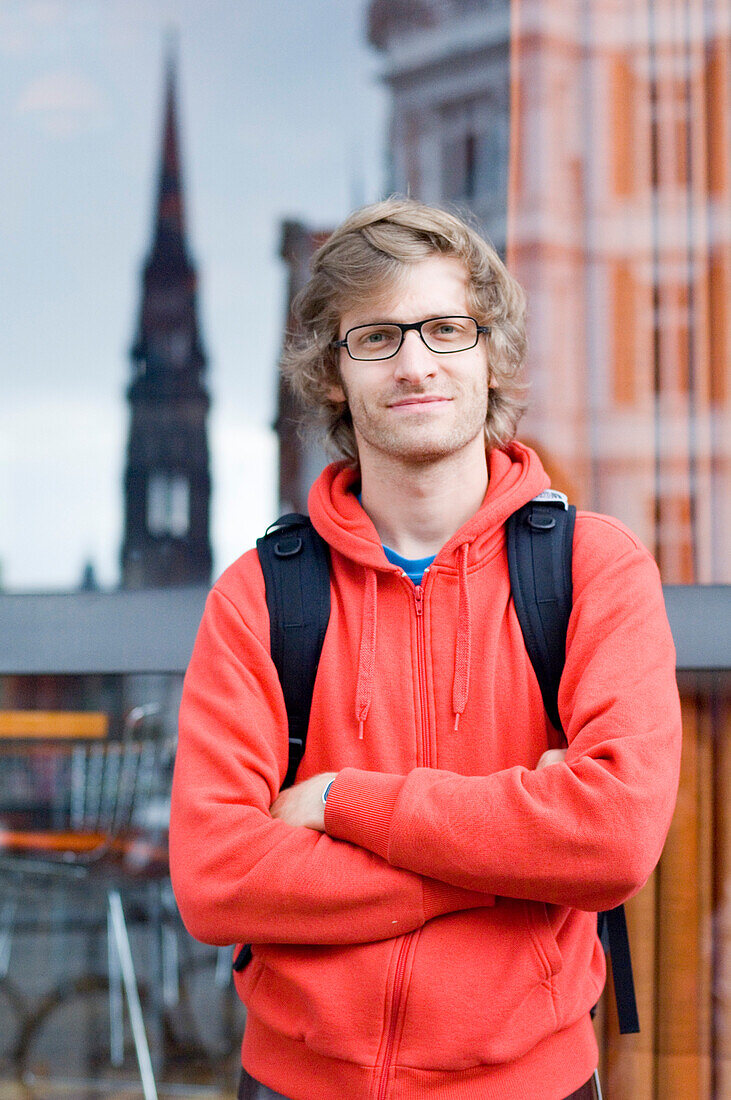 Junger Mann lächelt in die Kamera, Hamburg, Deutschland