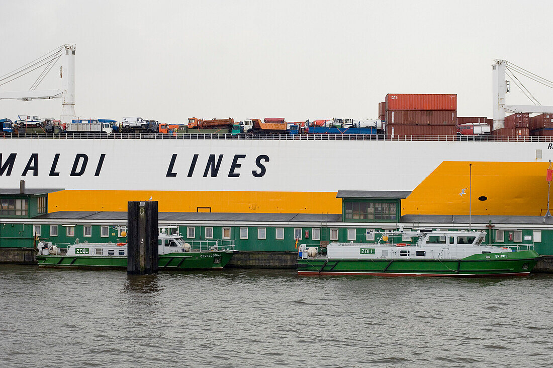Ein Containerschiff liegt im Hafen, Elbe, Hamburg, Deutschland
