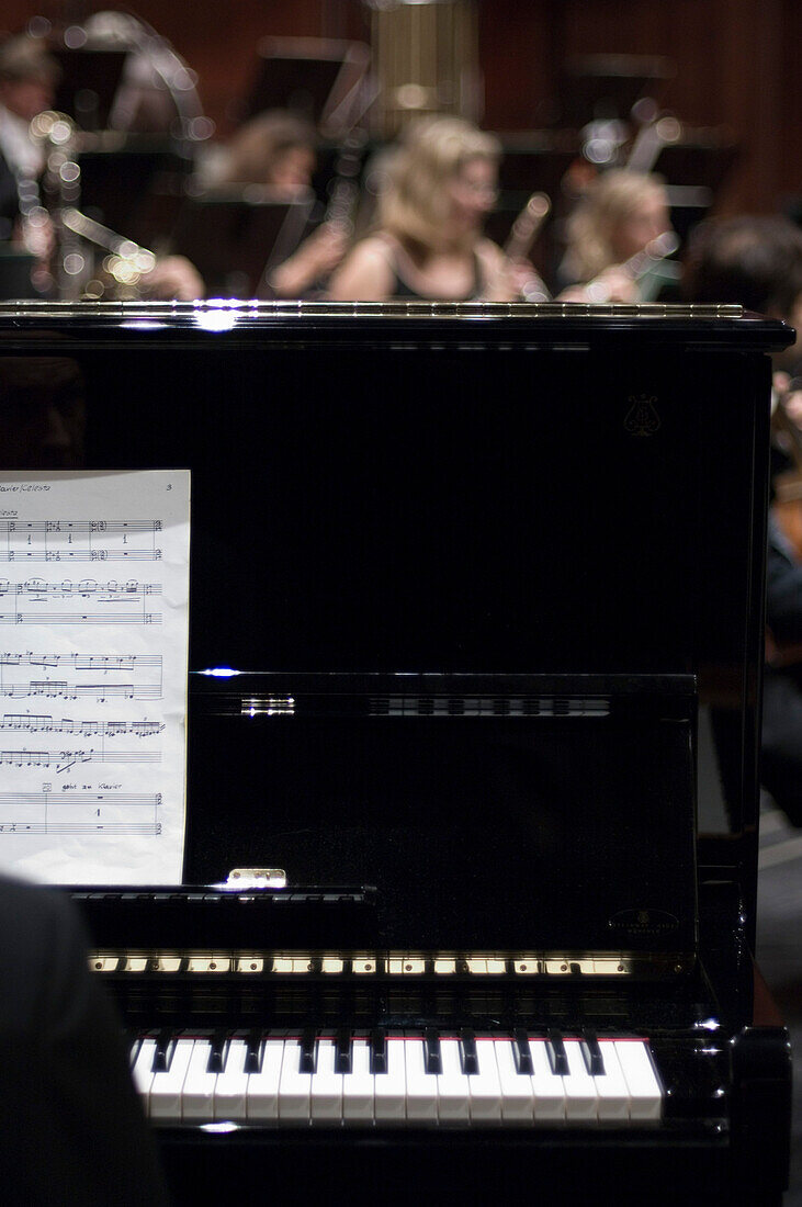 Nahaufnahme von einem Klavier, Münchner Symphoniker im Hintergrund, Prinzregententheater, München, Bayern, Deutschland