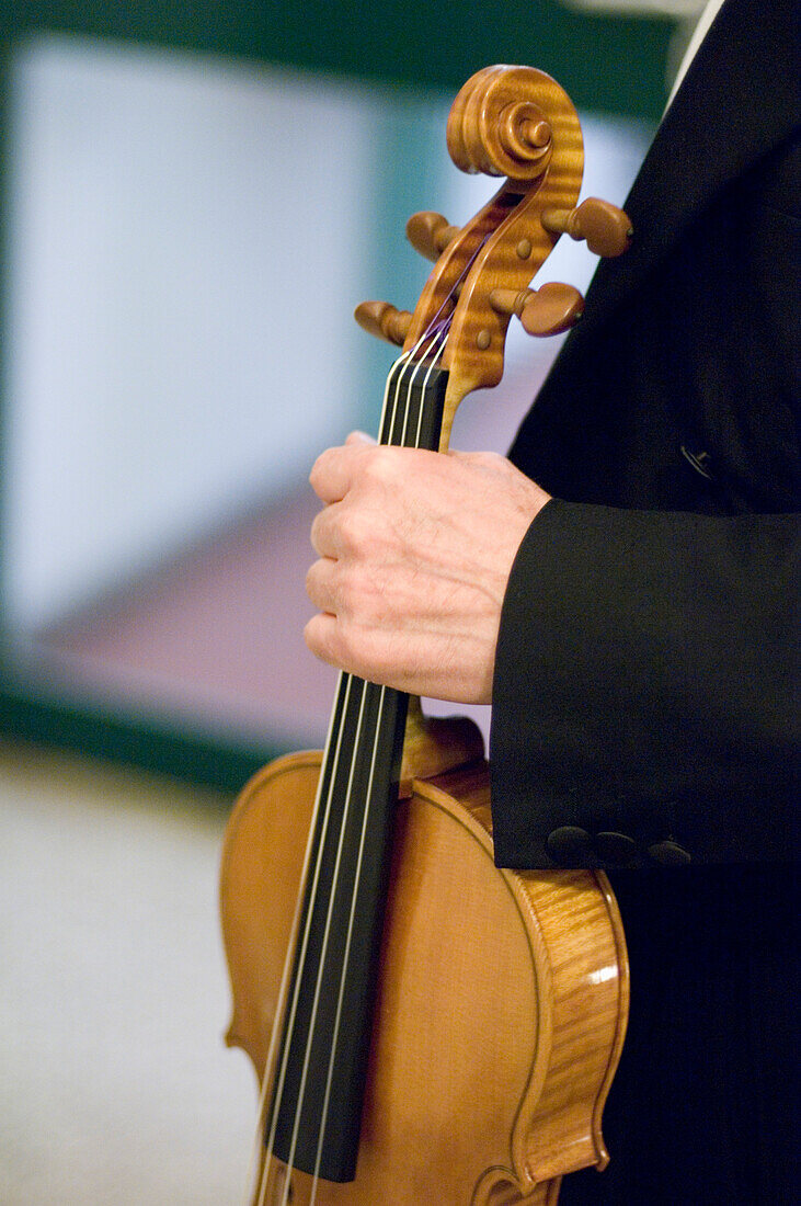 Musiker hält eine Geige, Münchner Symphoniker, Prinzregententheater, München, Bayern, Deutschland