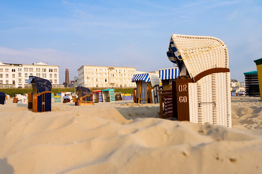 Blick über Strand mit Strandkörben auf Leuchtturm, Borkum, Ostfriesische Inseln, Niedersachsen, Deutschland