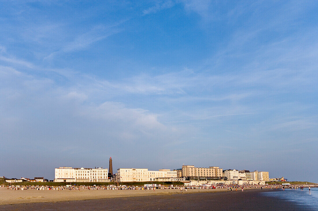 Strand, Leuchtturm, Borkum, Ostfriesische Inseln, Ostfriesland, Niedersachsen, Deutschland