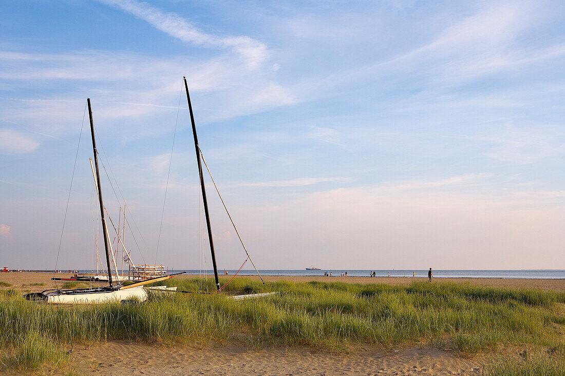 Katamarane in den Dünen, Borkum, Ostfriesische Inseln, Niedersachsen, Deutschland