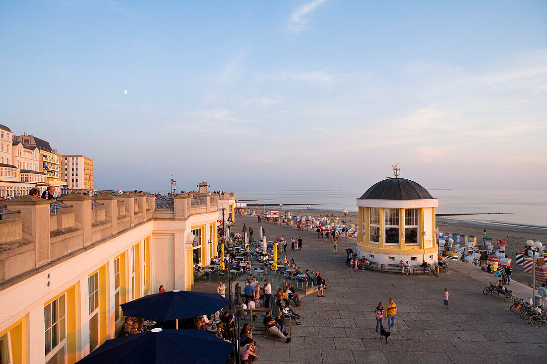 Blick über Strandpromenade mit Pavillon, Borkum, Ostfriesische Inseln, Niedersachsen, Deutschland